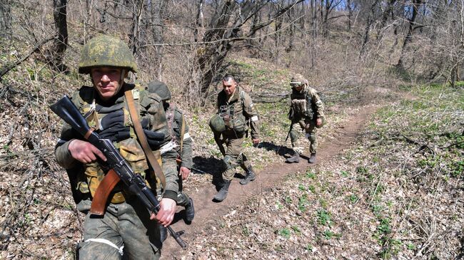 Военнослужащие Народной милиции ЛНР у поселка Новотошковский