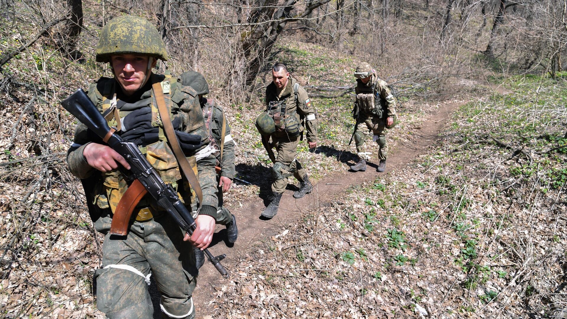 Военнослужащие Народной милиции ЛНР у поселка Новотошковский - РИА Новости, 1920, 24.06.2022