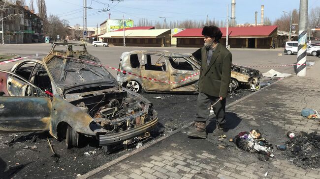 На месте ракетного удара возле железнодорожного вокзала в Краматорске