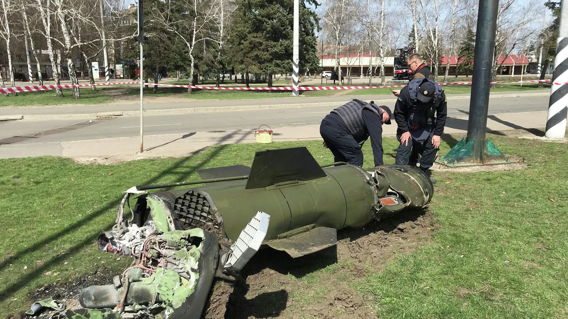 На месте ракетного удара возле железнодорожного вокзала в Краматорске - РИА Новости, 1920, 09.04.2022