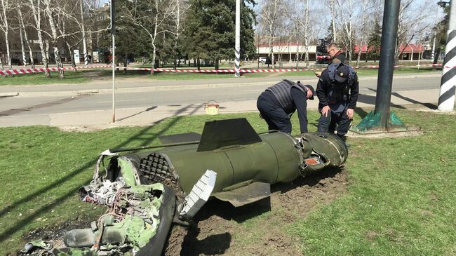 На месте ракетного удара возле железнодорожного вокзала в Краматорске