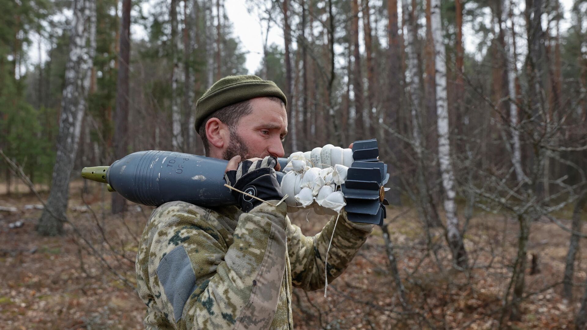 Военнослужащий ВСУ со снарядом для миномета в Киевской области - РИА Новости, 1920, 11.04.2022