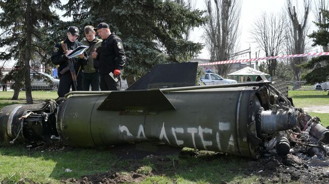 Обломки ракеты Точка-У возле вокзала в Краматорске