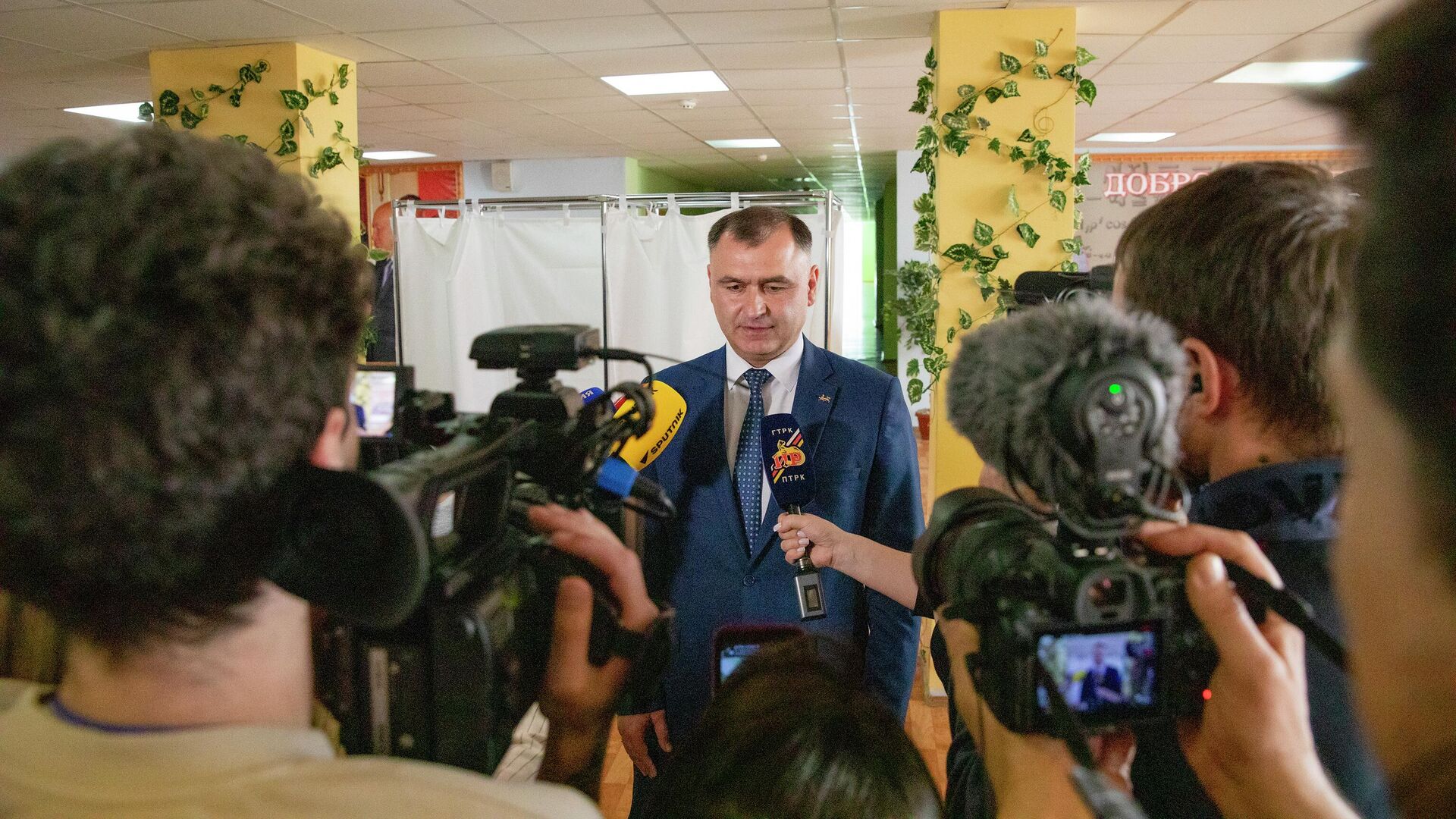 Кандидат на пост президента Южной Осетии Алан Гаглоев во время пресс-подхода на избирательном участке №23 в Цхинвале Кандидат на пост президента Южной Осетии Алан Гаглоев во время пресс-подхода на избирательном участке №23 в Цхинвале - РИА Новости, 1920, 23.06.2026