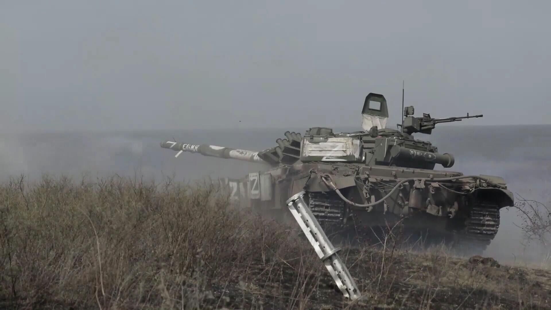 Танк Западного военного округа во время боевых действий в Харьковской области. Скриншот видео - РИА Новости, 1920, 11.04.2022