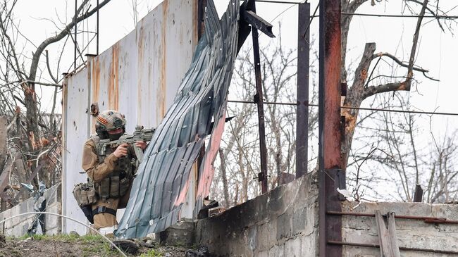 Военнослужащий российской армии в населенном пункте Попасная в ЛНР