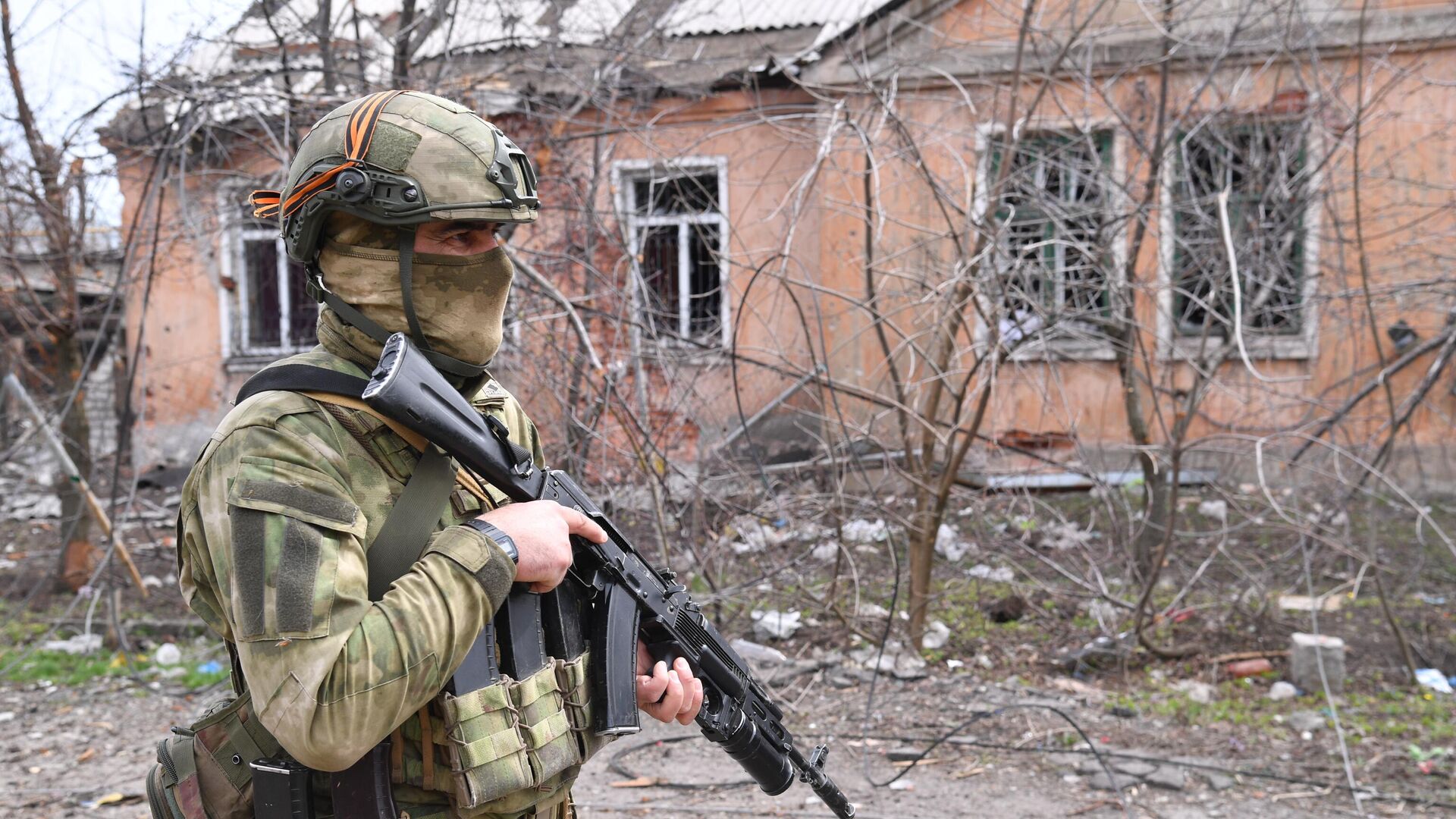 Боец полка полиции специального назначения имени Ахмата Кадырова в населенном пункте Попасная в ЛНР.  - РИА Новости, 1920, 30.05.2022