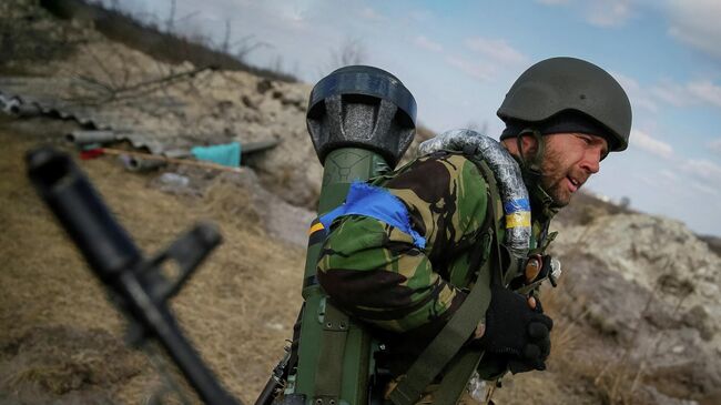 Военнослужащий ВСУ с противотанковым ракетным комплексом NLAW в Киевской области