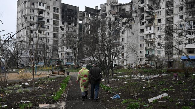 Местные жители на одной из улиц в Левобережном районе Мариуполя