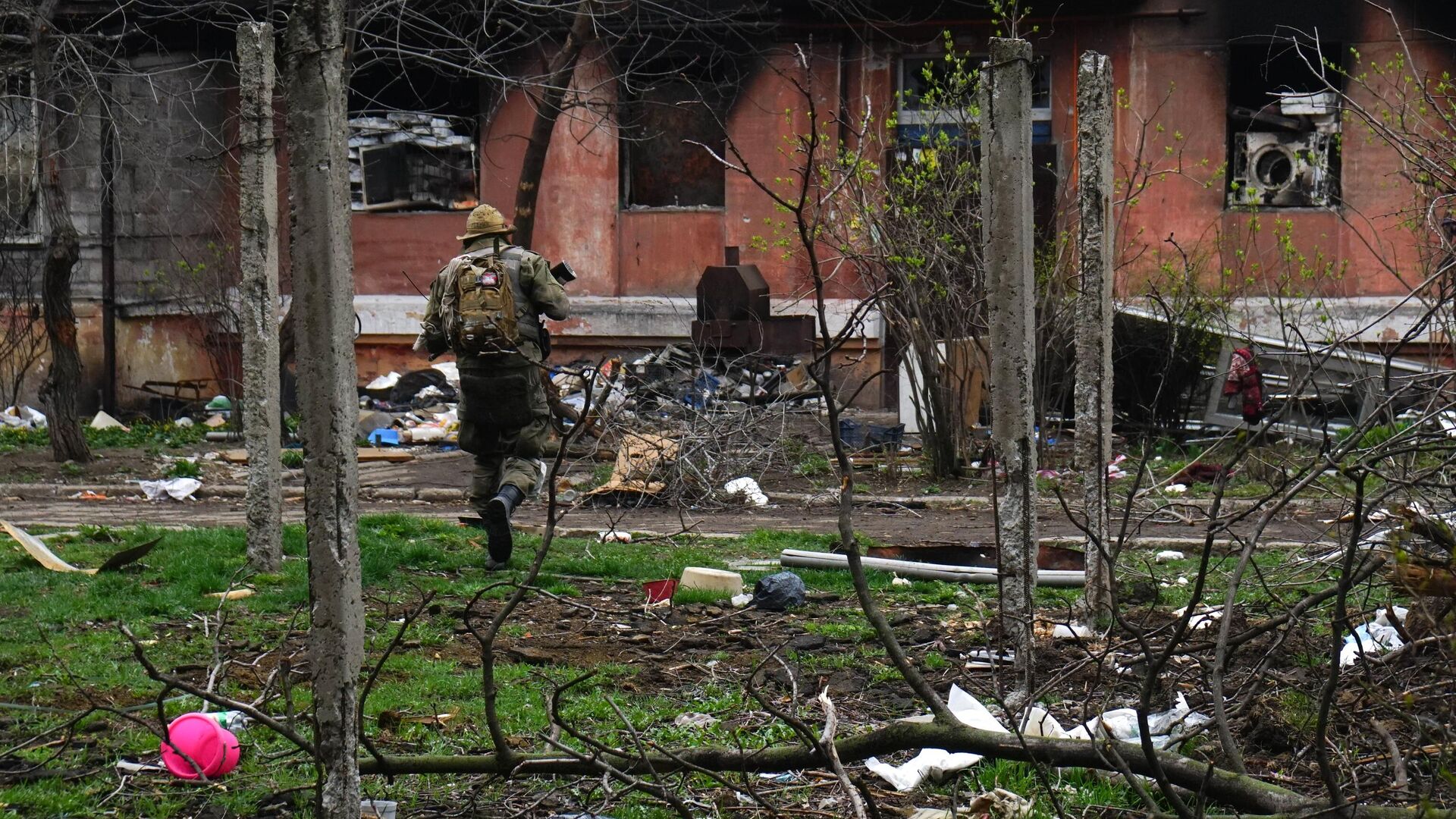 Военнослужащий НМ ДНР в кварталах, примыкающих к заводу Азовсталь в Мариуполе - РИА Новости, 1920, 21.04.2022