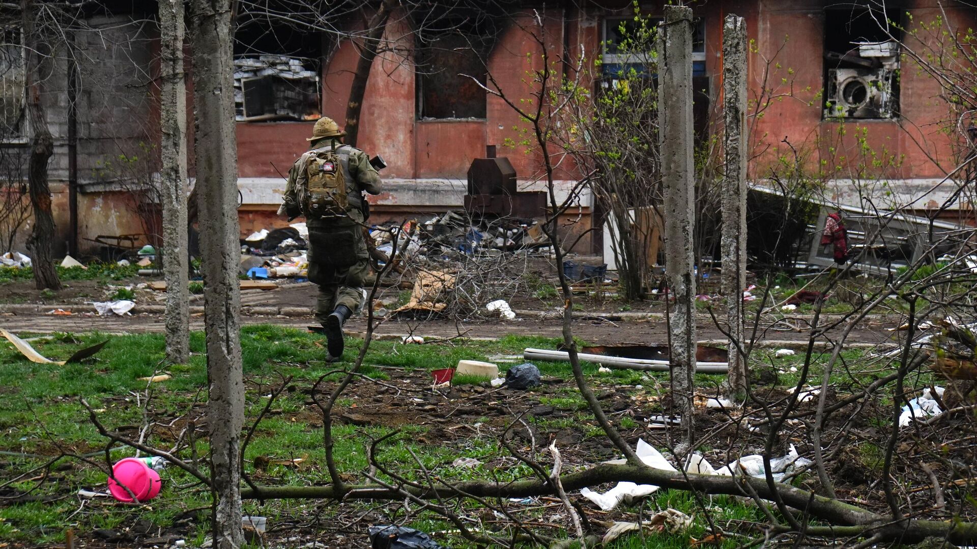 Военнослужащий НМ ДНР в кварталах, примыкающих к заводу Азовсталь в Мариуполе - РИА Новости, 1920, 21.04.2022