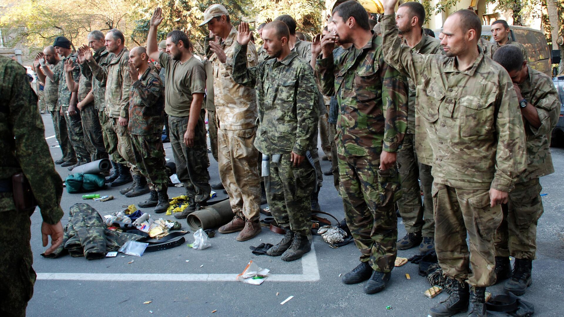 Пленные украинские военные, вывезенные из окружения под Иловайском, в Донецке. Архивное фото - РИА Новости, 1920, 29.11.2023