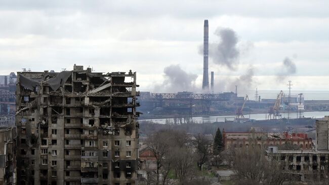 Разрушенные дома около завода Азовсталь в Мариуполе