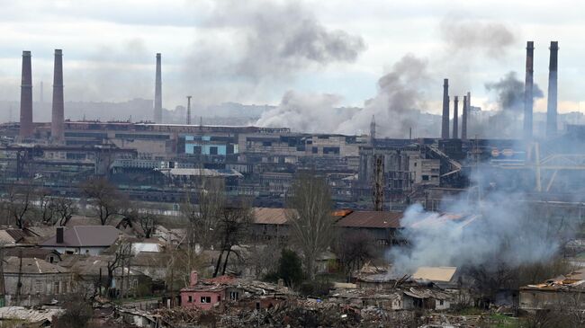 Дым над заводом Азовсталь в Мариуполе