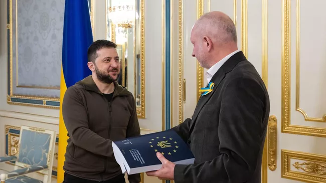 Владимир Зеленский передал главе представительства Европейского Союза в Украине Матти Маасикасу заполненную анкету-опросник для получения Украиной статуса кандидата на членство в ЕС