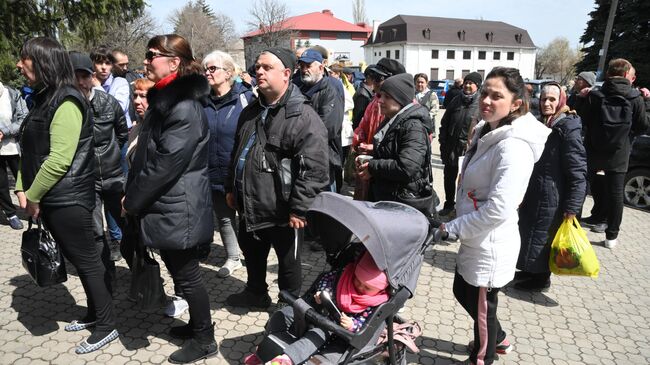 Эвакуированные жители Мариуполя получают гуманитарную помощь в поселке Володарское