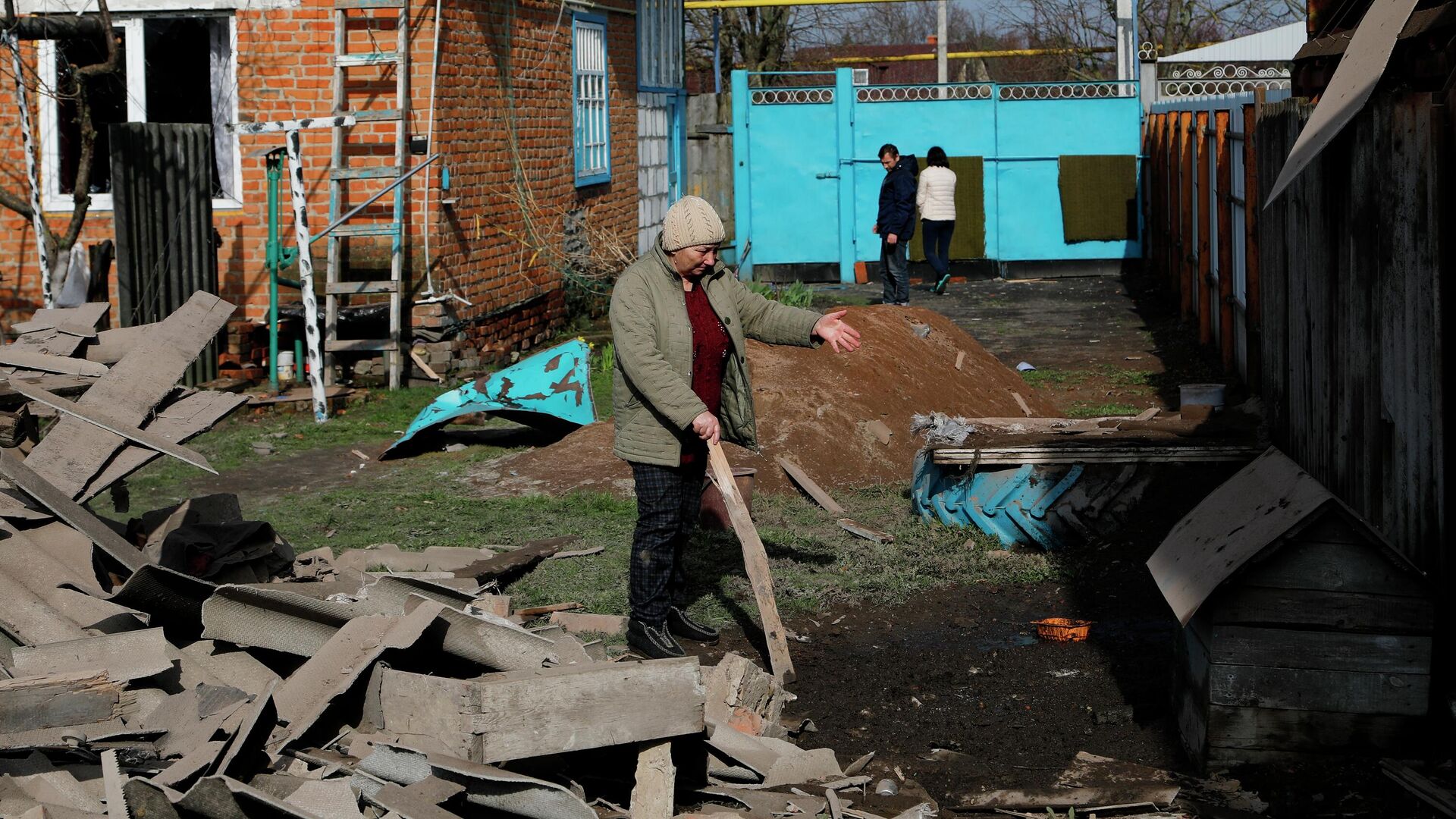 Женщина во дворе жилого дома частично разрушенного в результате обстрела ВСУ села Головчино в Белгородской области - РИА Новости, 1920, 26.04.2022