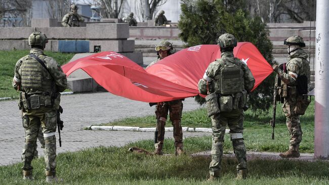 Военнослужащие Росгвардии подняли копию Знамени Победы на Аллее Славы в Херсоне