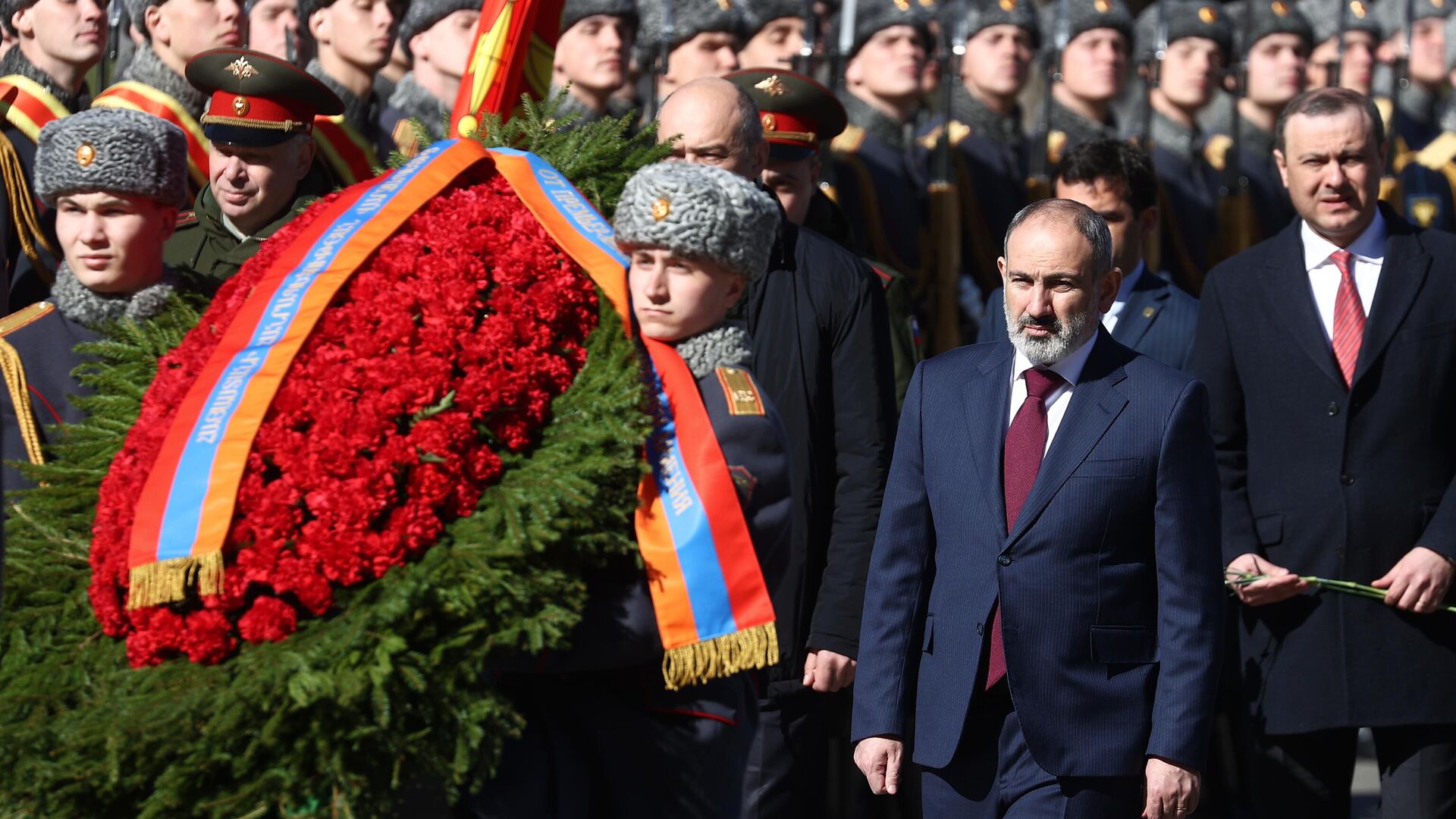 Премьер-министр Армении Никол Пашинян на церемонии возложения венка к Могиле Неизвестного солдата в Александровском саду - РИА Новости, 1920, 20.04.2022