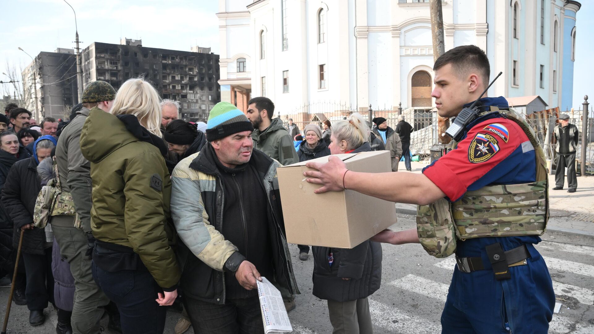 Раздача гуманитарной помощи сотрудниками МЧС РФ в центре Мариуполя - РИА Новости, 1920, 09.10.2022