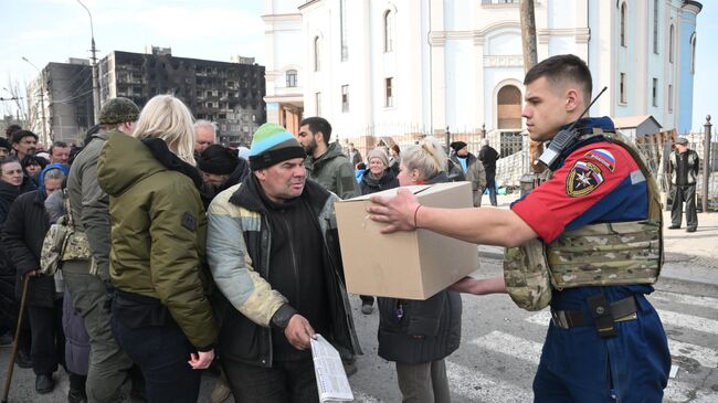 Раздача гуманитарной помощи сотрудниками МЧС РФ в центре Мариуполя