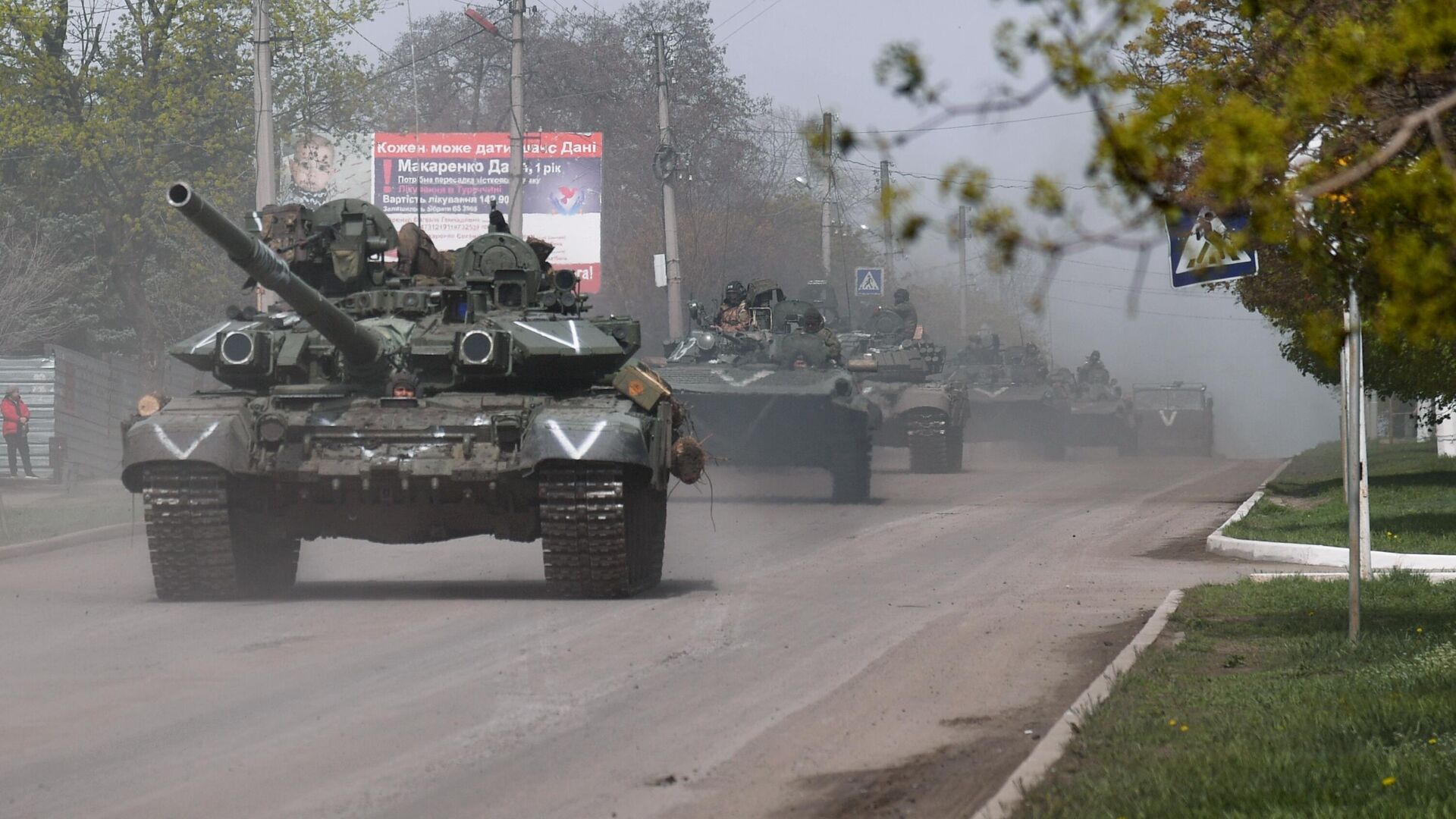 Колонна военной техники ВС РФ на одной из улиц в Купянске - РИА Новости, 1920, 02.06.2022