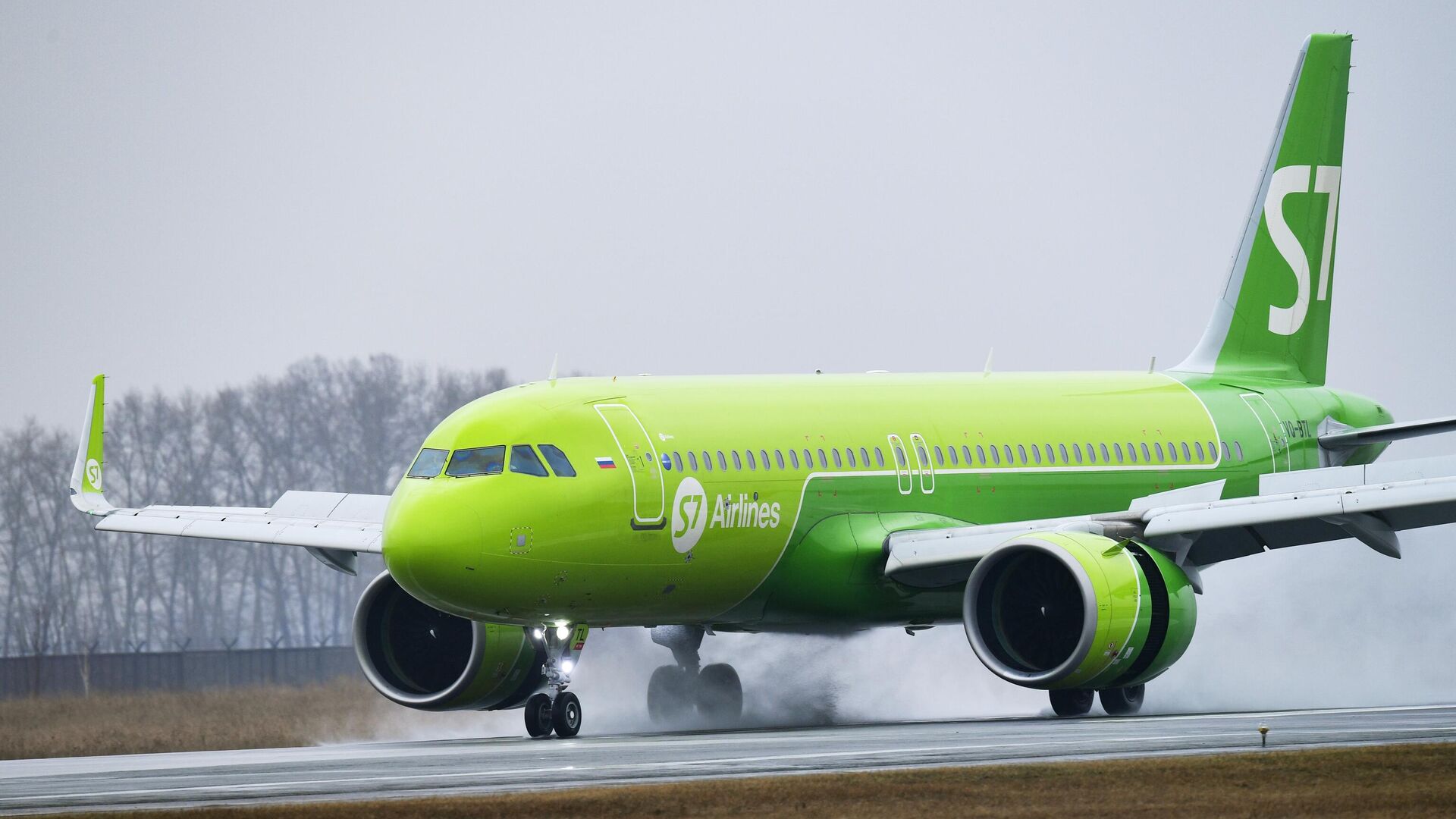 Самолет Airbus A320neo авиакомпании S7 Airlines в аэропорту Толмачево в Новосибирске - РИА Новости, 1920, 25.04.2022