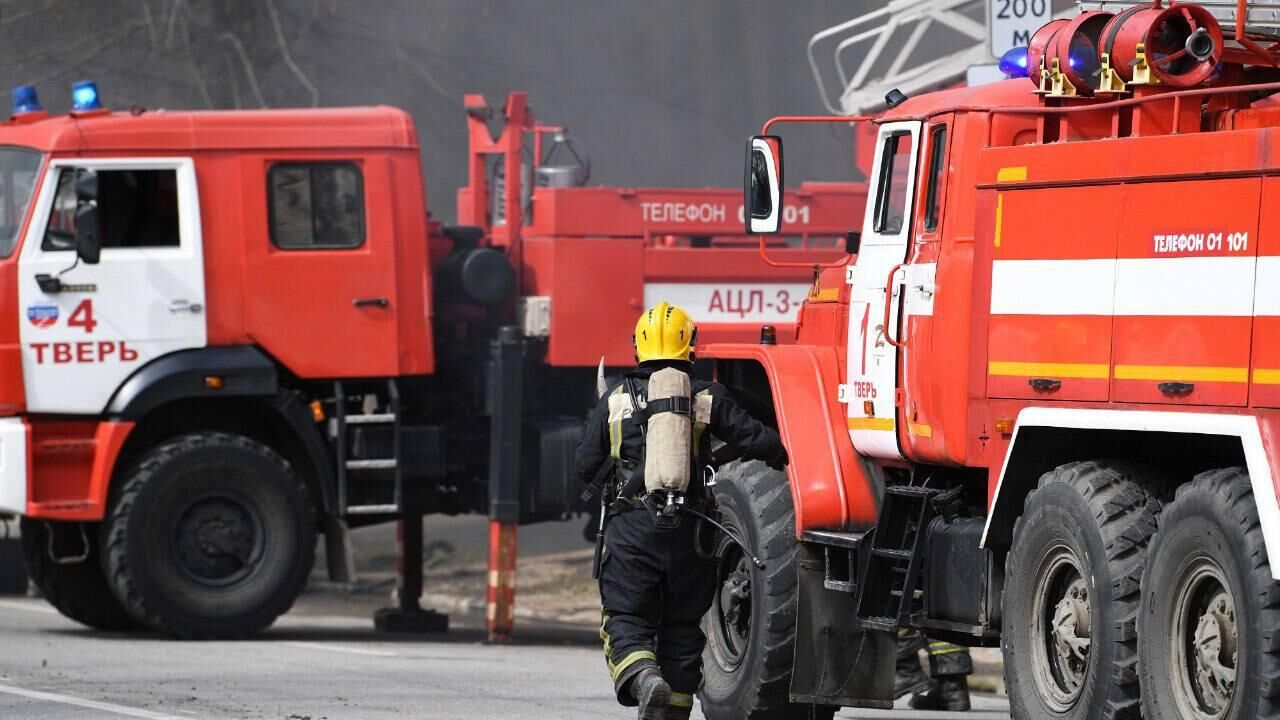 Сотрудник пожарной службы у здания Центрального научно-исследовательского института войск Воздушно-космической обороны в Твери, где произошел пожар - РИА Новости, 1920, 21.04.2022