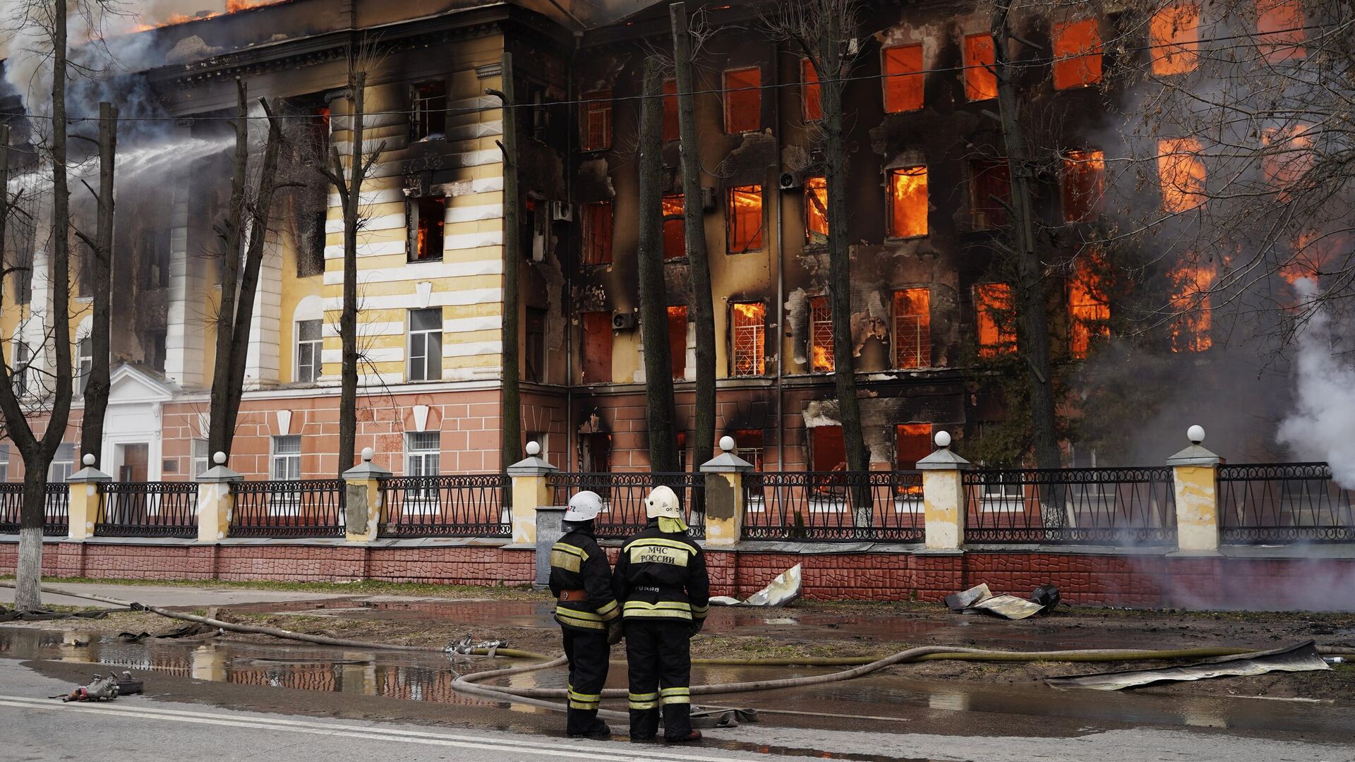 Пожар в здании Центрального научно-исследовательского института войск Воздушно-космической обороны в Твери - РИА Новости, 1920, 21.04.2022