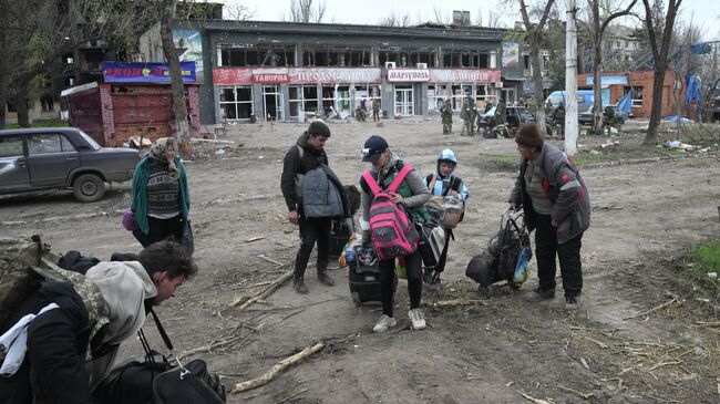 Жители покидают кварталы в Левобережном районе Мариуполя, расположенные у промзоны завода Азовсталь