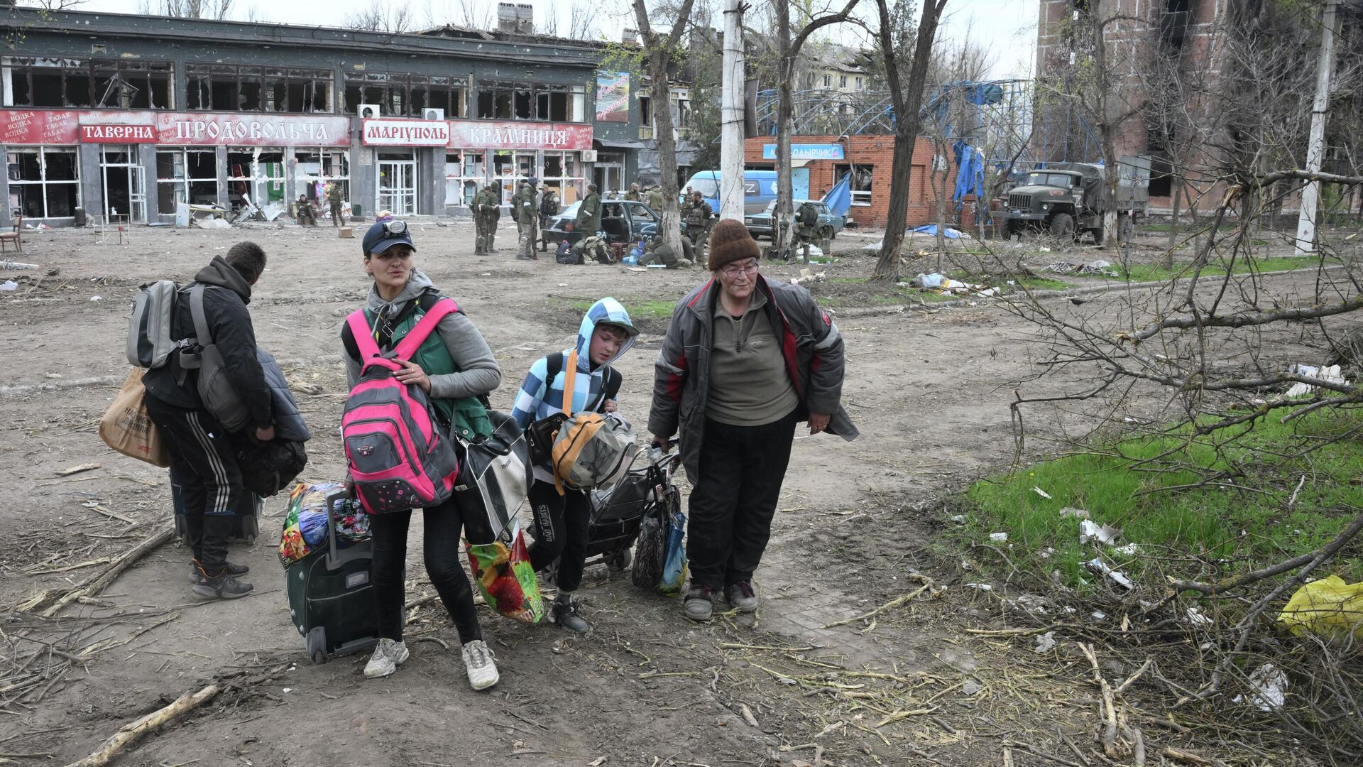 Жители покидают кварталы в Левобережном районе Мариуполя, расположенные у промзоны завода Азовсталь, на территории которого укрылись остатки формирования националистов - РИА Новости, 1920, 03.05.2022