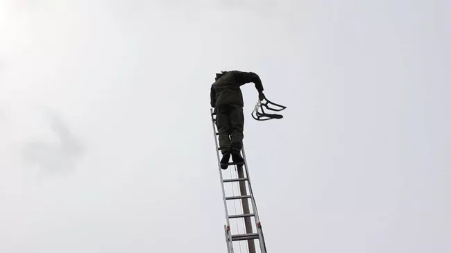 С администрации города Днепрорудное в Запорожской области спилили украинский трезубец