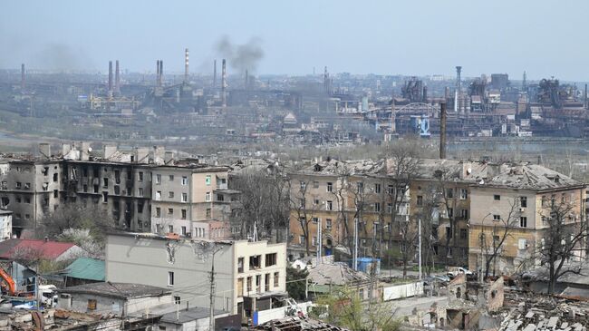 Разрушенные дома около завода Азовсталь в Мариуполе