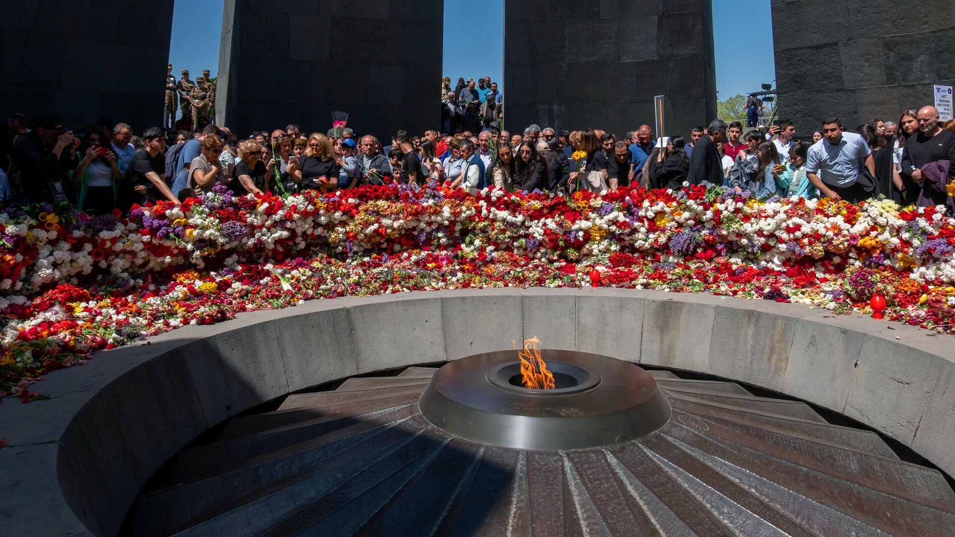 Люди на торжественной церемонии возложения венков и цветов к мемориалу жертв геноцида армян Цицернакаберд в Ереване - РИА Новости, 1920, 24.04.2022