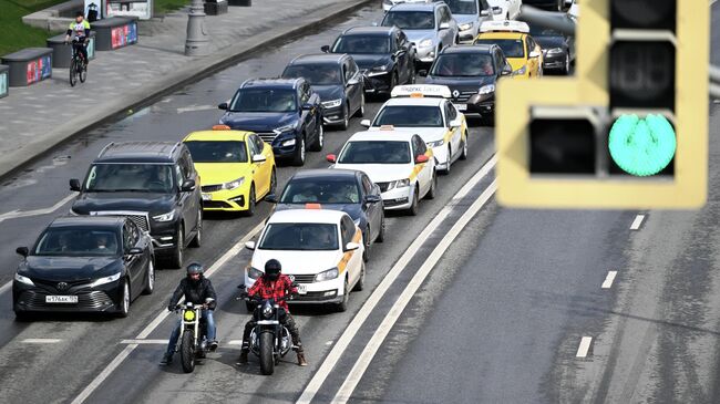 Автомобильное движение на Москворецкой набережной в Москве