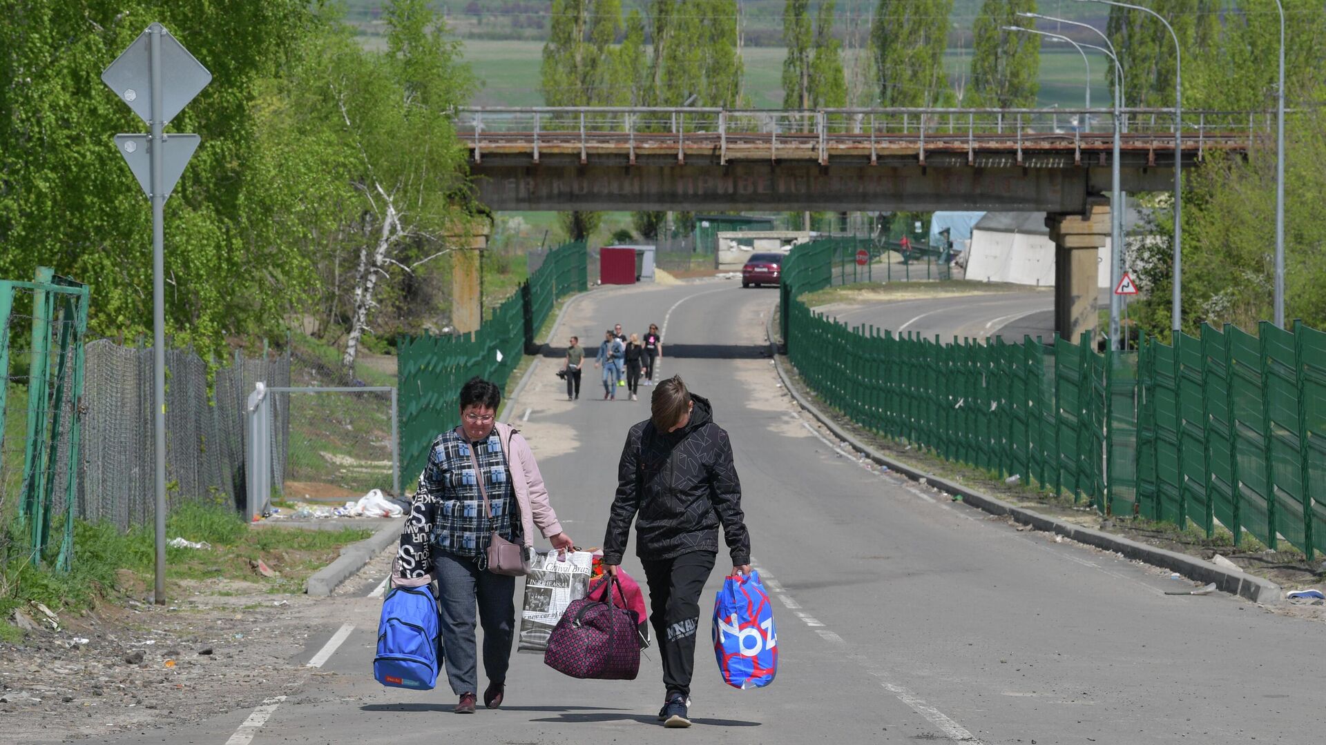 Люди у таможенного поста в освобожденном поселке Меловое Луганской народной республики на границе с РФ - РИА Новости, 1920, 19.06.2022