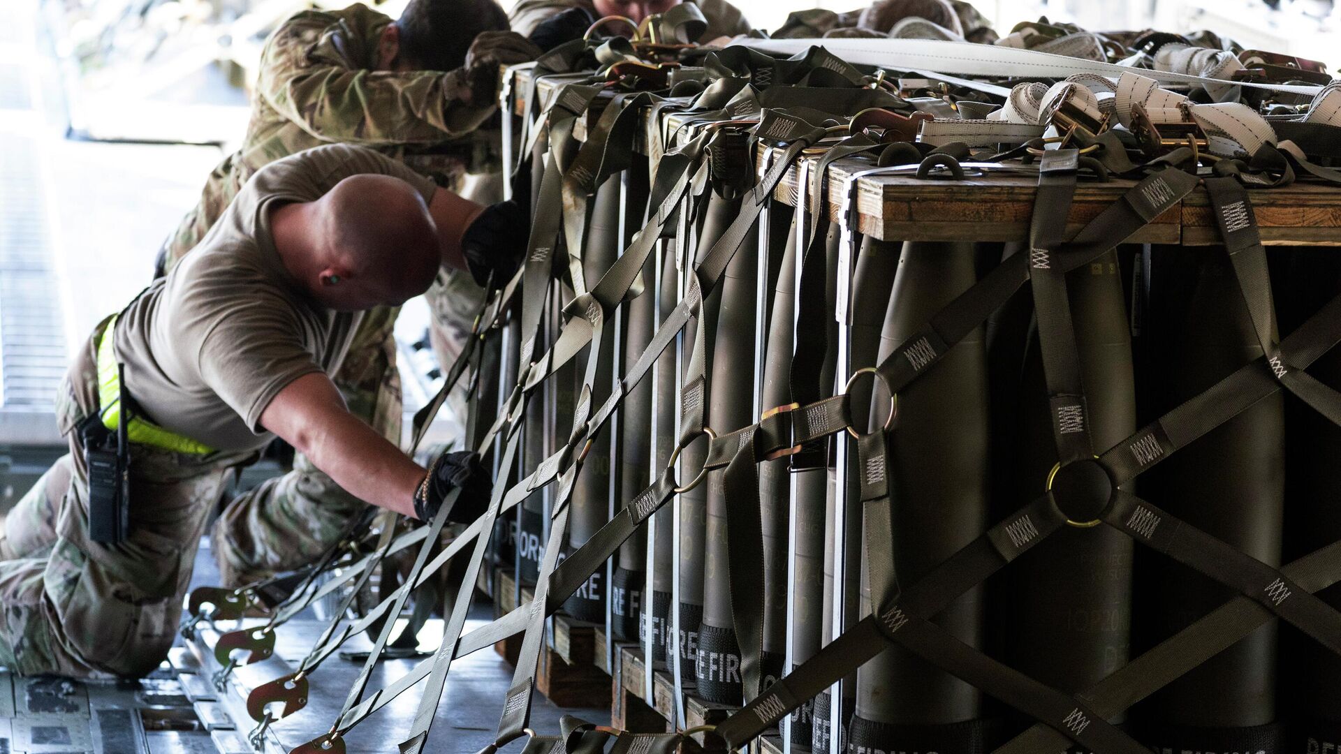 Погрузка боеприпасов для отправки на Украину на базе ВВС США Дувр - РИА Новости, 1920, 16.03.2023