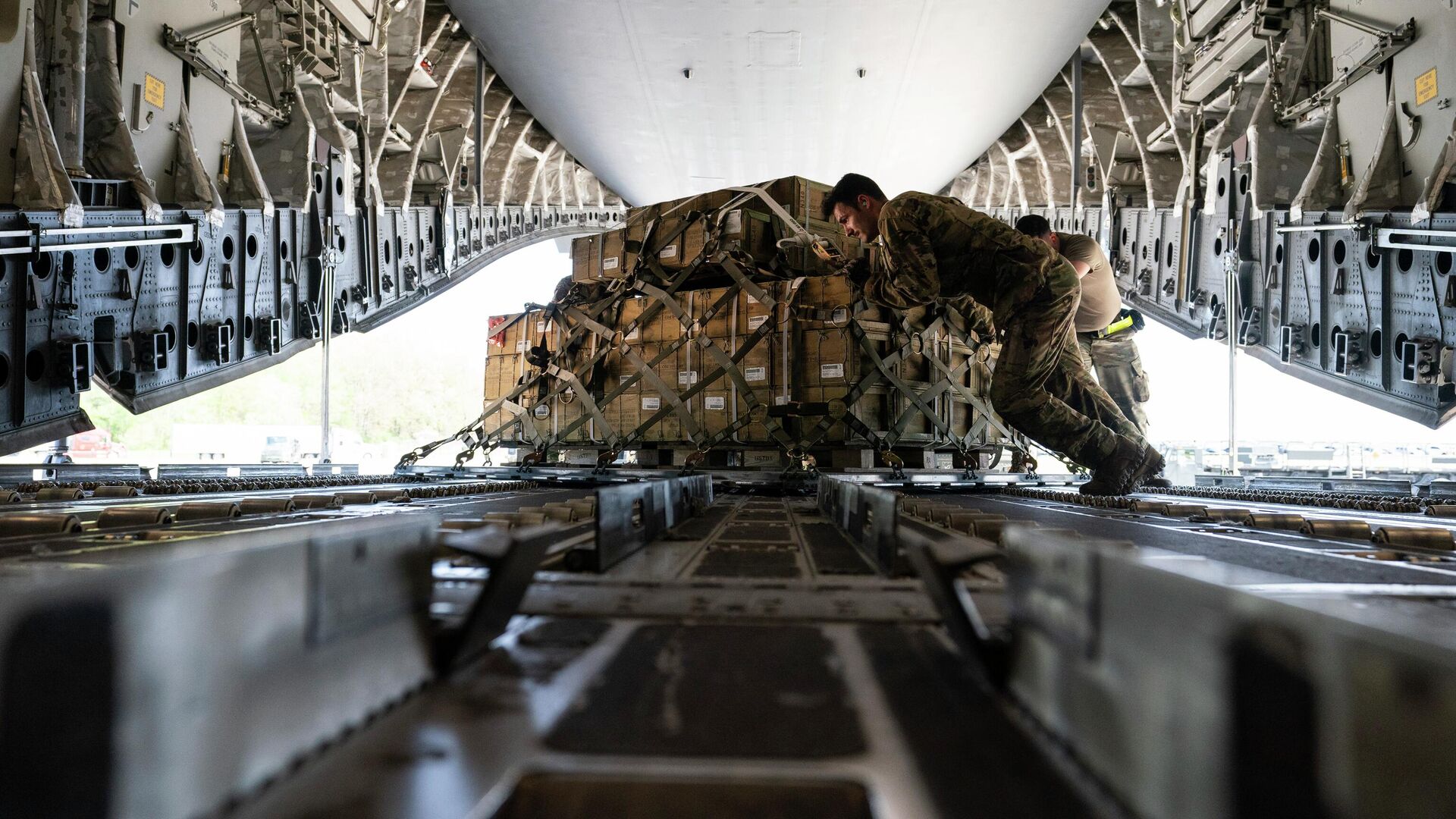 Погрузка боеприпасов для отправки на Украину на базе ВВС США Дувр - РИА Новости, 1920, 15.05.2024