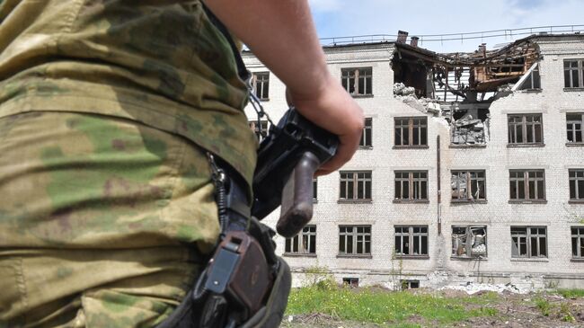 Поврежденное здание в промышленной зоне города Рубежное