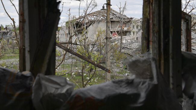 Разрушенные здания в промышленной зоне города Рубежное