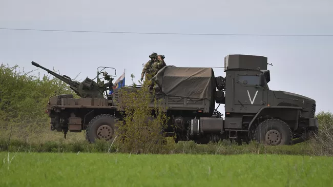 Военнослужащие ВС РФ у зенитной установки ЗУ-23 на базе автомобиля Урал Торнадо на Харьковском направлении