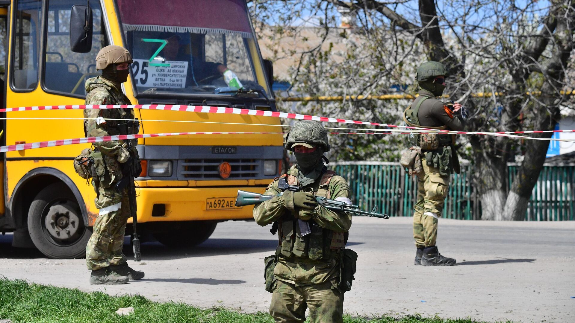 Военнослужащие возле автобуса с мирными жителями из района Азовстали в селе Безыменное  - РИА Новости, 1920, 02.05.2022