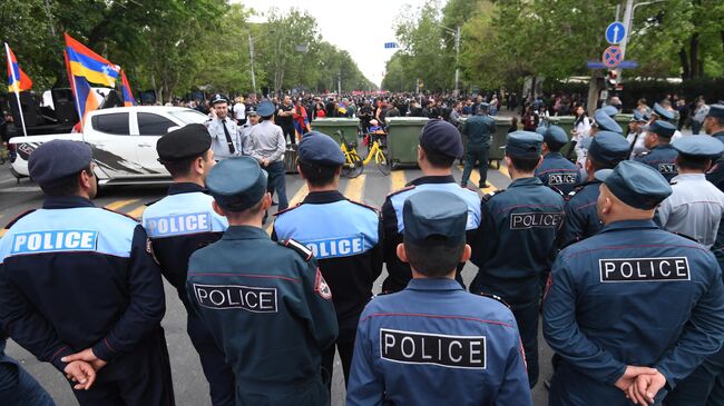 Сотрудники правоохранительных органов на объединенном митинге оппозиции в Ереване