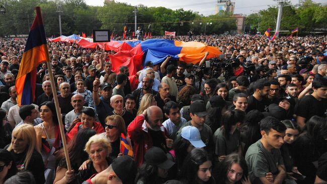 Участники объединенного митинга оппозиции в Ереване