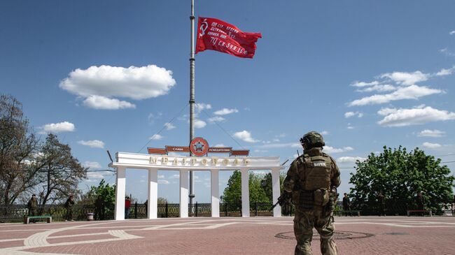 Знамя Победы, поднятое над центральной площадью Мелитополя