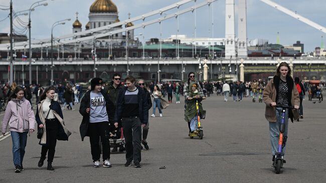 Горожане у Парка Горького в Москве. Архивное фото