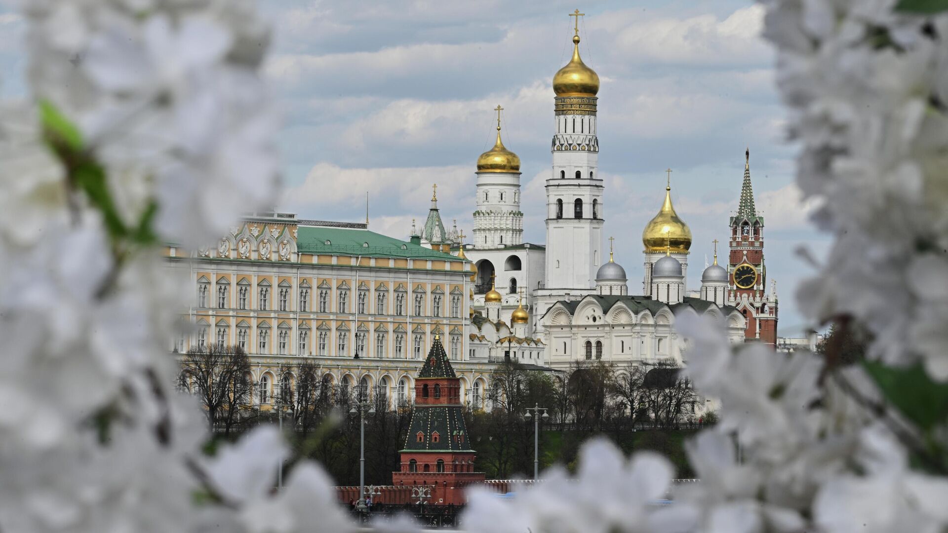 Вид на Большой Кремлевский дворец и Соборную площадь в Москве - РИА Новости, 1920, 19.07.2022