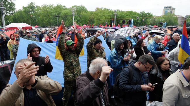 Участники митинга оппозиции на площади Франции в Ереване