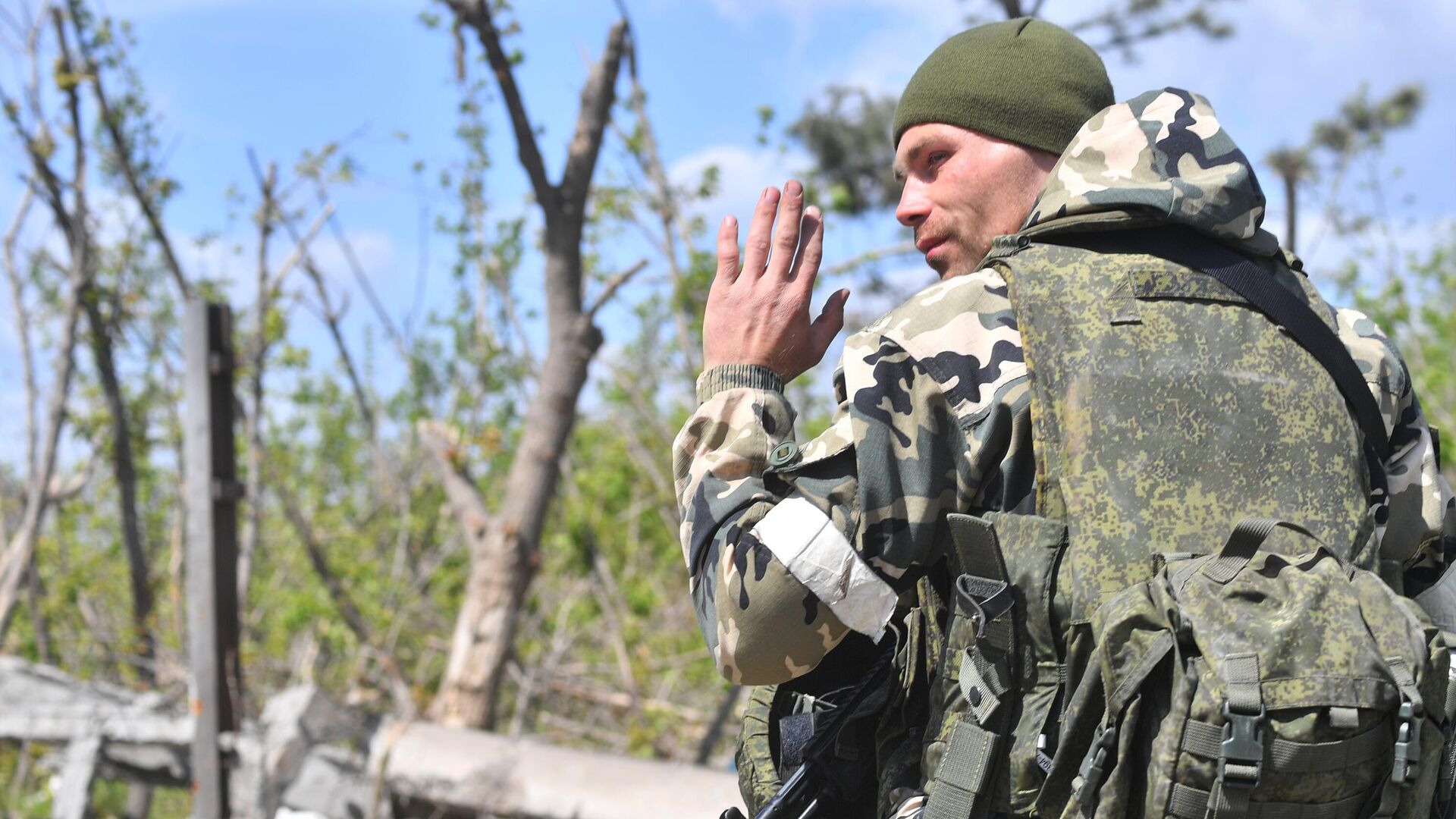 Военнослужащий народной милиции ДНР в районе металлургического комбината Азовсталь в Мариуполе - РИА Новости, 1920, 27.05.2022