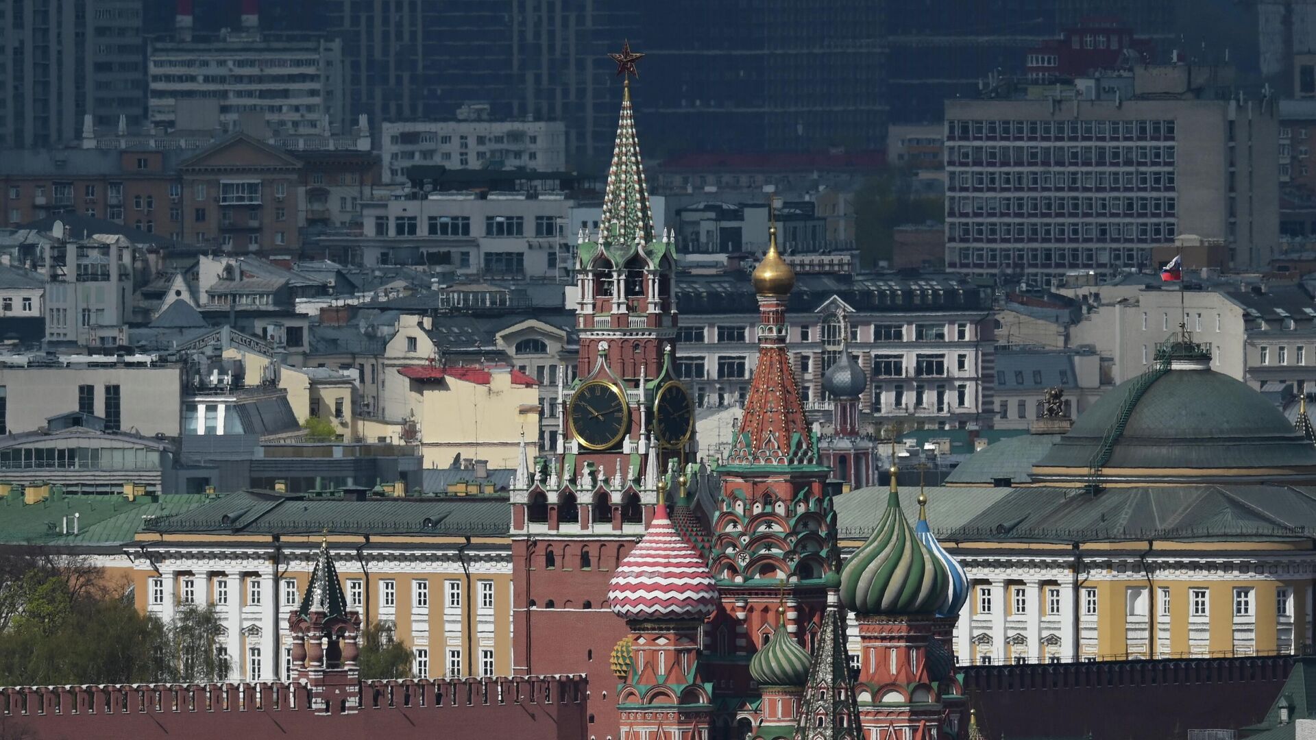 Вид на Собор Василия Блаженного и Спасскую башню Московского кремля  - РИА Новости, 1920, 01.06.2022